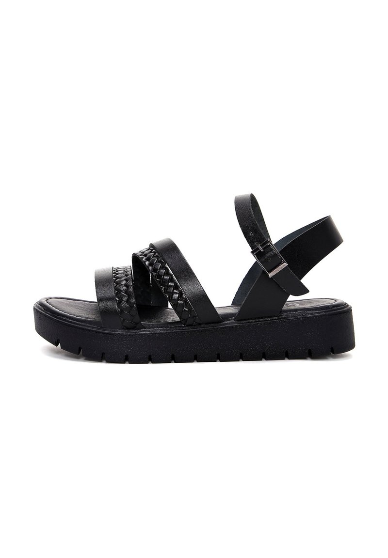 Sandalo nero con più cinturini, incluso un design intrecciato. Suola in gomma spessa con una superficie testurizzata per una migliore aderenza e chiusura regolabile con fibbia.