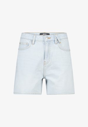 Lichtblauwe denim shorts met knoop aan de voorkant, ritssluiting, lussen voor een riem en een ontwerp met vijf zakken, afgebeeld op een witte achtergrond.