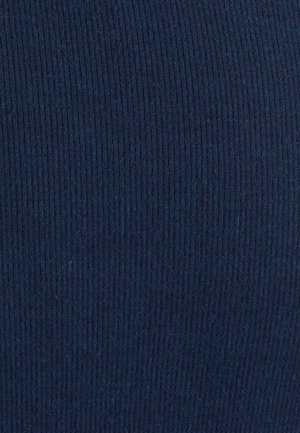 Geribbelde stof in donker marineblauw, bestaande uit fijne, verticale lijnen. Materiaal oogt glad met een lichte textuur en diepte.