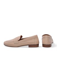 Nude leren loafers met een lage houten hak, met een decoratieve naad en een flap over de wreef, een gladde textuur en zonder zichtbare patronen.