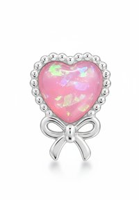 Ciondolo a forma di cuore realizzato in opale rosa con pezzetti iridescenti, incorniciato da un bordo di perline argentate e un accento a forma di fiocco argentato nella parte inferiore.
