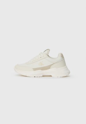 Zapatillas deportivas blancas con parte superior de cuero liso, acentos en beige contrastantes, puntera redonda y suela de goma texturizada. Logo en el lateral.