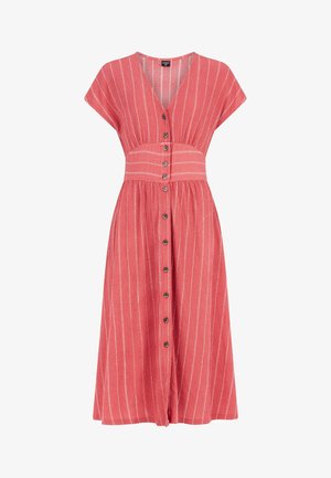 Robe midi rouge à rayures verticales blanches, col en V, manches courtes, devant boutonné, et taille cintrée.