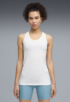 Weißes sportliches Tanktop mit Rundhalsausschnitt und Racerback-Design, hergestellt aus glattem Stoff. Verfügt über ein dezentes Markenlogo auf der Brust.