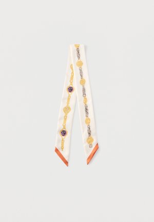 Lang hvid silketørklæde med mønstre af guldkæder og mønter, med orange spidser i begge ender.