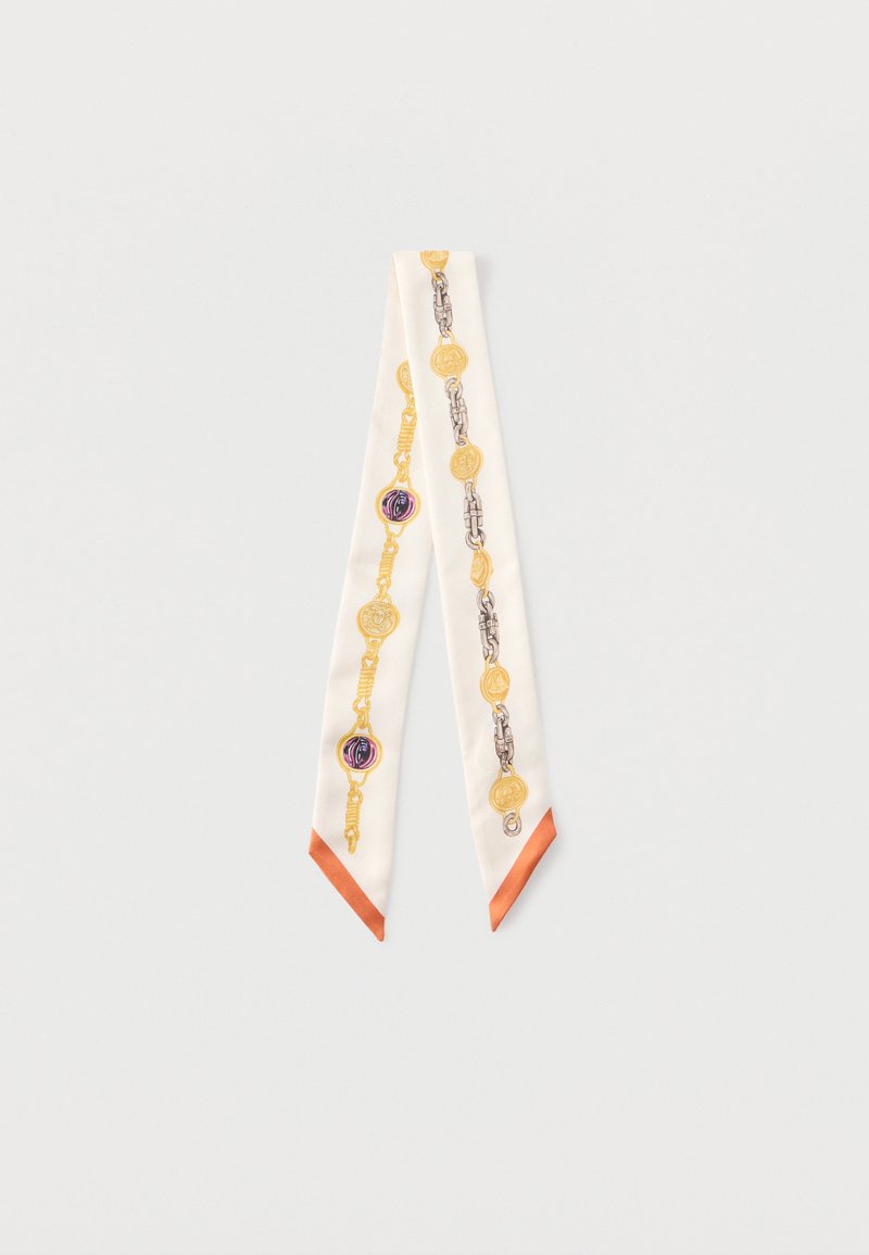 Μακρύ λευκό μεταξωτό κασκόλ με χρυσά μοτίβα αλυσίδας και νομισμάτων, με πορτοκαλί άκρες και στις δύο άκρες.