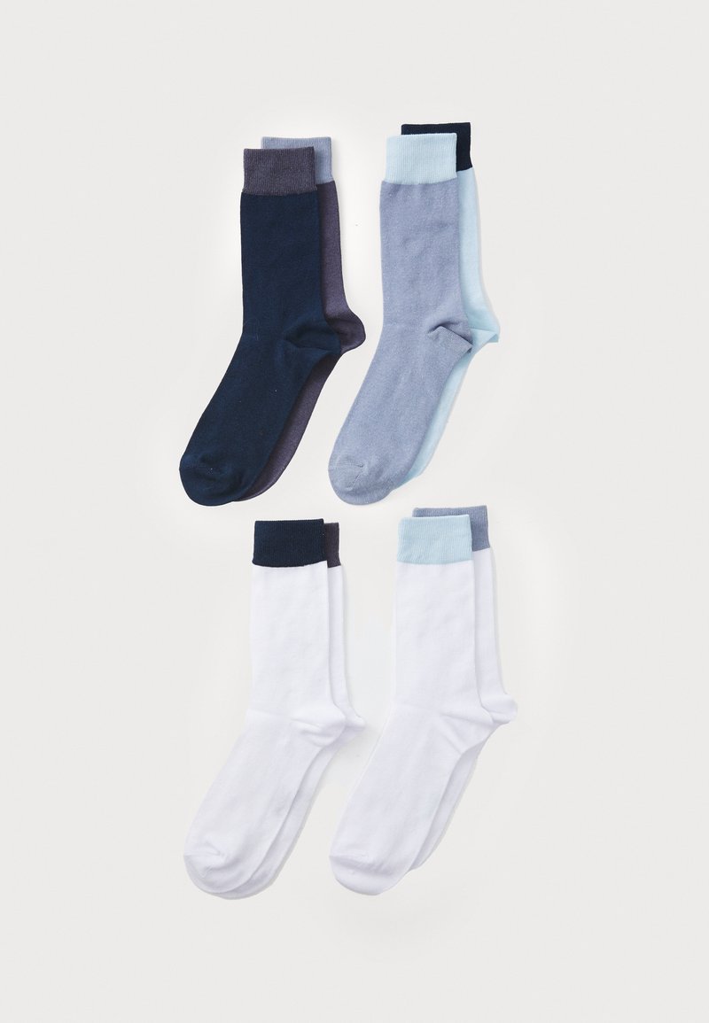 Quatro pares de meias: duas em tons escuros (navy, cinza escuro) e duas em tons claros (branco, azul claro). Mistura de algodão, punhos canelados, textura suave.