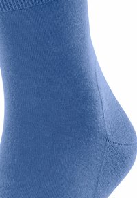 Jasnoniebieska skarpetka wykonana z miękkiego, elastycznego materiału. Posiada prążkowany górny brzeg i gładką fakturę, z dopasowanym krojem wokół kostki.