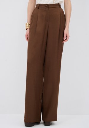 Pantaloni larghi marroni realizzati in tessuto leggero. Caratterizzati da una vita alta, chiusura con un singolo bottone e pieghe frontali. Texture liscia.