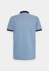 Světle modrá polo tričko, krátké rukávy, navy límec a lemování rukávů, textilní tkanina s jemným vzorem. Zobrazeno z pohledu ze zadu.