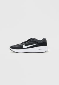 Must musta Nike jooksujalanõud valge swoosh logo, mustad paelad ja paks valge ComfiRide talla, näidatud külgvaates valgel taustal.