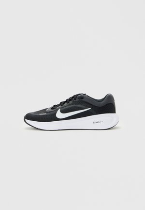 Sapatilha de corrida Nike preta com logo swoosh branco, atacadores pretos e sola ComfiRide branca espessa, mostrada de lado sobre um fundo branco.