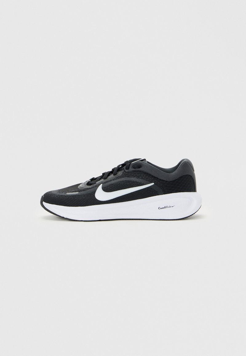 Chaussure de course Nike noire avec logo swoosh blanc, lacets noirs et semelle épaisse ComfiRide blanche, présentée de côté sur un fond blanc.