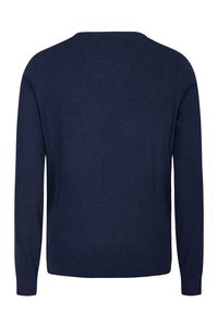Marineblauer Pullover mit langen Ärmeln, Rundhalsausschnitt und gerippten Bündchen und Saum. Glattes Strickmaterial, keine sichtbaren Muster oder Verzierungen.