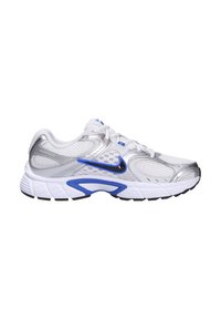 Scarpa sportiva con tomaia in mesh bianco, dettagli argento e suola nera. Presenta inserti blu e un design della punta arrotondata.