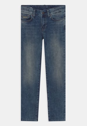 Niebieskie dżinsy z przetartymi detalami, projektem z pięcioma kieszeniami, zapinane na guziki i z logo LT8 JEANS na pasku.
