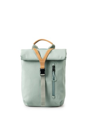 Zaino a rotolo verde chiaro con cinturino e manico in pelle marrone chiaro, tasca anteriore verticale con cerniera e chiusura con fibbia nera.
