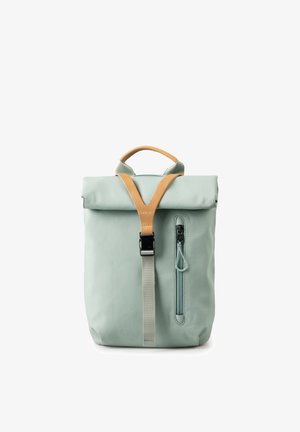 Lichtgroene rugzak met oprolbare bovenkant, tan leren riem en handvat, verticale ritszak aan de voorkant en zwarte gesp.
