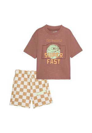 Chemise marron à manches courtes avec le texte « Hot Wheels Super Fast » et un graphisme de voiture, associée à un short beige et blanc à carreaux avec le logo Hot Wheels.