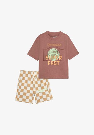 Bruin T-shirt met korte mouwen met de tekst 'Hot Wheels Super Fast' en een autoafbeelding, gecombineerd met beige-witte geruite shorts met Hot Wheels-logo.