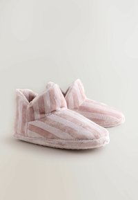 Rozā svītrainas čības, izgatavotas no mīksta plīša materiāla, ar siltu dizainu, kas ietver saliekamu aproci un teksturētu virsmu.