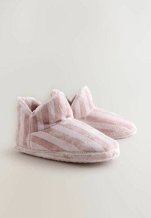 Lyserøde stribede slippers lavet af blødt plysstof, med et hyggeligt design, der har en fold-over manchet og en tekstureret overflade.