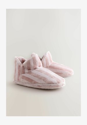 Rosa randiga tofflor gjorda av mjukt plyschmaterial, med en mysig design och en vikbar manschett samt en texturerad yta.