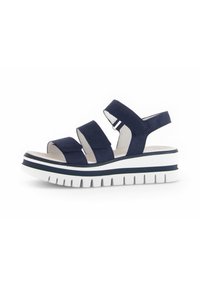 Marineblauwe platform sandalen met drie brede banden en een gesloten achterkant, met een witte en marineblauwe gestreepte zool met een gestructureerde loopzool.