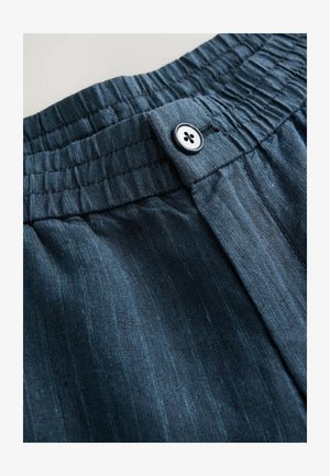 Dunkelblaue Stoffshorts mit einem elastischen Bund, der Falten und ein Knopfdetail aufweist. Die Textur ist glatt mit dezenten Streifen.