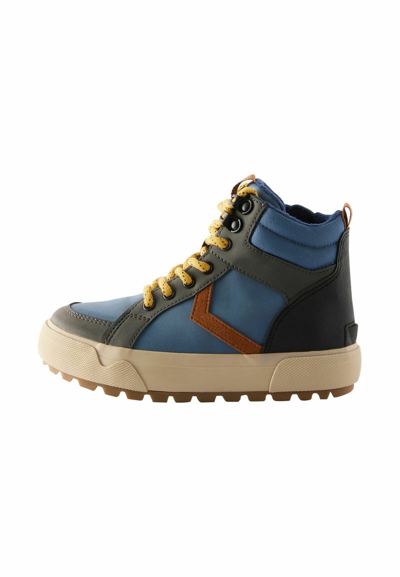 Wysokie sneakersy z niebieską, szaro-czarną cholewką wykonaną z różnych materiałów, brązowymi skórzanymi akcentami, żółtymi sznurowadłami i teksturowaną gumową podeszwą.