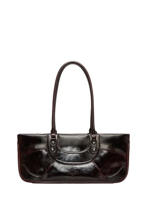 Sac à main en cuir marron foncé brillant avec deux longues anses et des détails de boutons sur la poche avant.