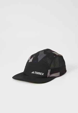 Casquette noire avec des motifs géométriques, côtés en maille et visière plate. Arborant un logo blanc sur le devant et un design structuré.