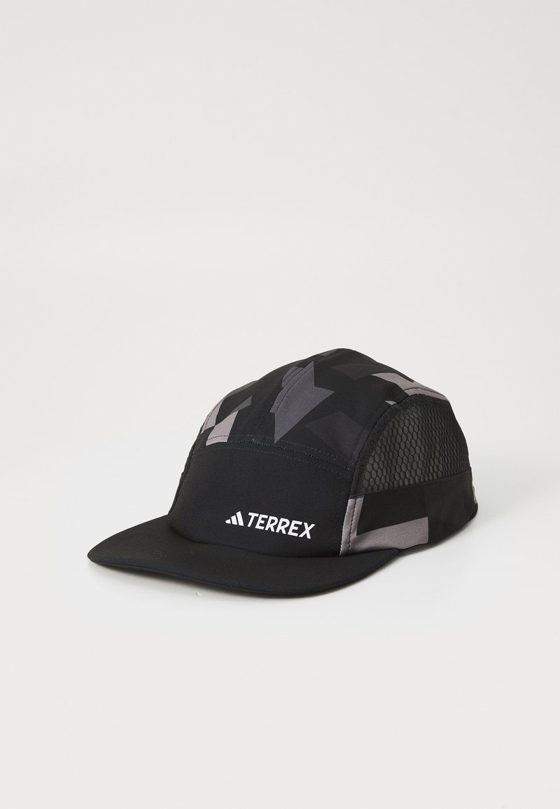 Schwarze Kappe mit geometrischen Mustern, Netz-Seiten und einem flachen Schild. Enthält ein weißes Logo auf der Vorderseite und hat ein strukturiertes Design.