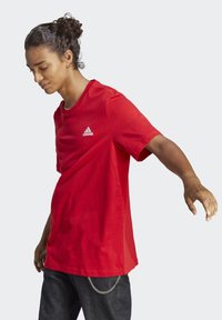 adidas Sportswear Camiseta básica - better scarlet