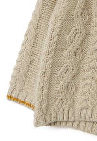 Gebreide trui in lichtbeige met getextureerde kabelpatronen, met een contrasterende mosterdkleurige zoom en zachte, natuurlijke vezelmateriaal.
