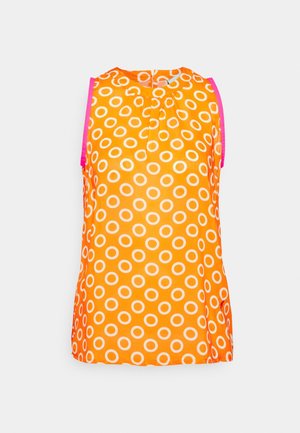 Haut orange sans manches avec motif circulaire blanc et bordure rose vif aux emmanchures, vue de face sur fond uni.