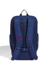 Mörkblå ryggsäck med nätpaneler, justerbara remmar och en sidoficka. Utrustad med röda höns- och Adidas-logotypdetaljer.