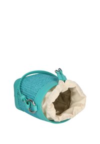 Borsa turchese con trama intrecciata e accenti in pelle liscia. Forma rotonda con chiusura a cordoncino e una fodera in tessuto neutro all'interno.