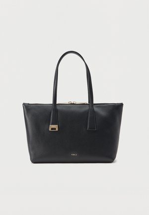 Borsa tote in pelle nera testurizzata con doppio manico, chiusura a cerniera superiore e piccole placche dorate del marchio sulla parte anteriore e sul manico.