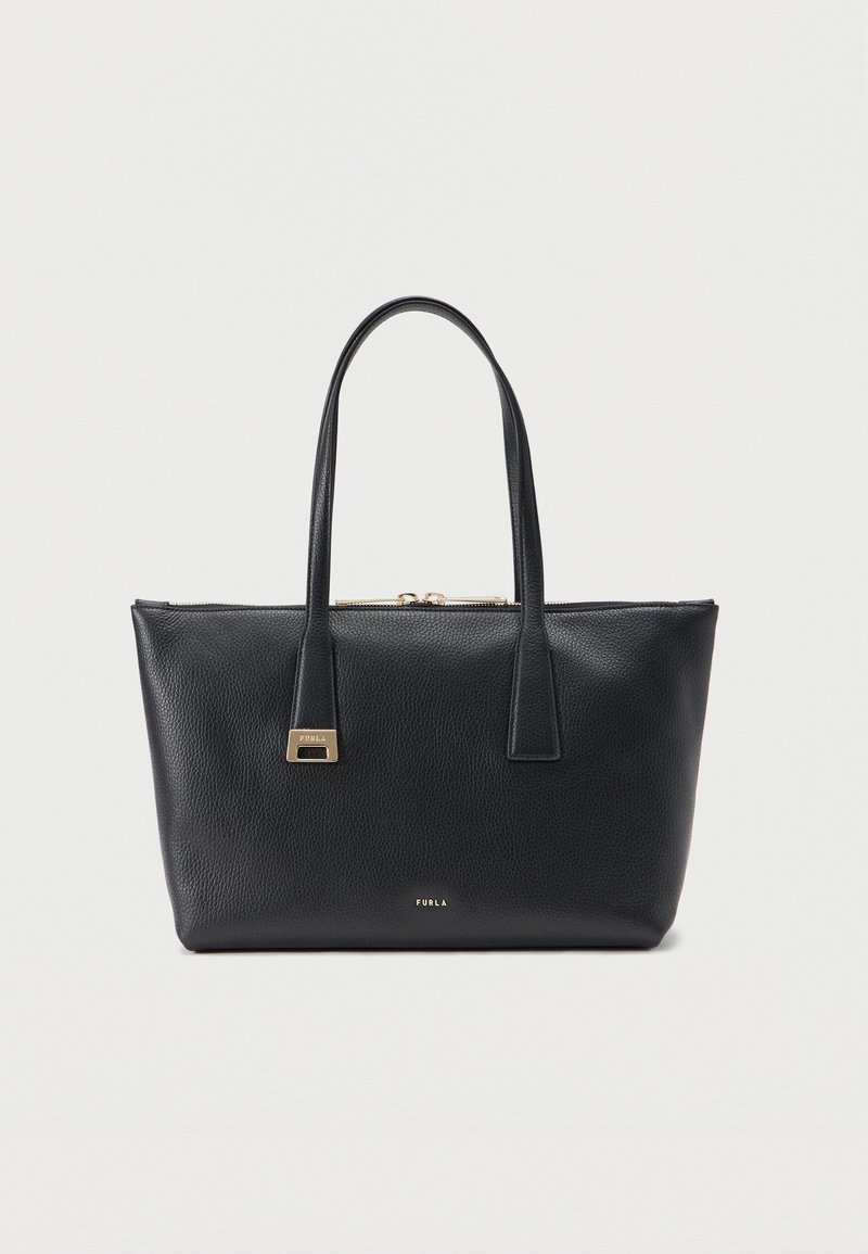 Μαύρη τσάντα tote από δερμάτινη υφή με διπλές λαβές, φερμουάρ στην κορυφή και μικρές χρυσές πλακέτες με το λογότυπο στην πρόσοψη και στη λαβή.