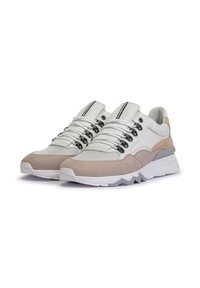 Sneaker mit einem weißen Mesh-Obermaterial, grauen und beige Wildlederakzenten, schwarzen Ösen und einer strukturierten weißen Sohle mit einer grauen Zwischensohle.