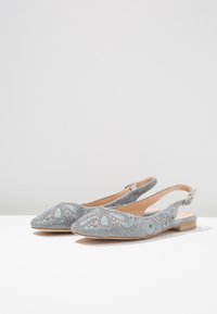 Scarpe slingback grigie con punta affusolata, motivo di perline blu, tessuto testurizzato, tacco basso e chiusura con fibbia.