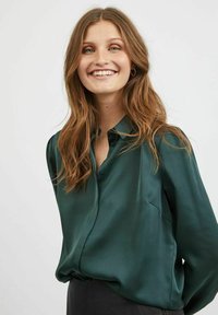 VILA VIELLETTE - Nööpidega pluus - darkest spruce