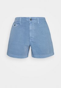 Short taille haute bleu clair avec bouton devant, fermeture éclair, passants pour ceinture et une poche boutonnée sur le côté droit.