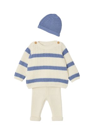 Gestrickter Babypullover mit cremeblauen Streifen und Holzknöpfen, passende cremefarbene gestrickte Hose und eine blaue gestrickte Mütze.