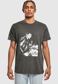 Mørkegrå T-shirt lavet af bomuldsblanding, med et hvidt grafisk print af en guitarist. Korte ærmer og rund halsudskæring.