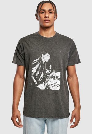 Mørkegrå T-shirt lavet af bomuldsblanding, med et hvidt grafisk print af en guitarist. Korte ærmer og rund halsudskæring.