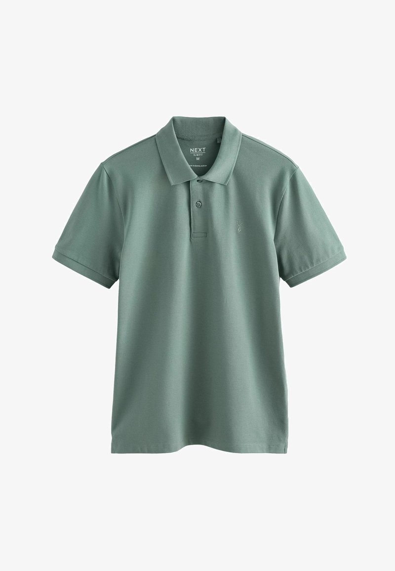 Polo vert coupe slim avec manches courtes, patte de boutonnage à deux boutons et logo brodé discret sur la poitrine gauche.