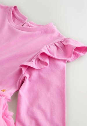 Růžová bavlněná košile s volánovými rukávy a kulatým výstřihem. Měkká textura s šitými detaily podél volánů a lemu.