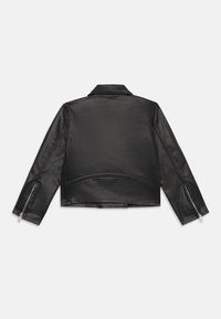 Svart lærjakke med en kortet design, slagkrage og glidelåskanter. Jevn tekstur med et minimalistisk utseende uten mønstre.